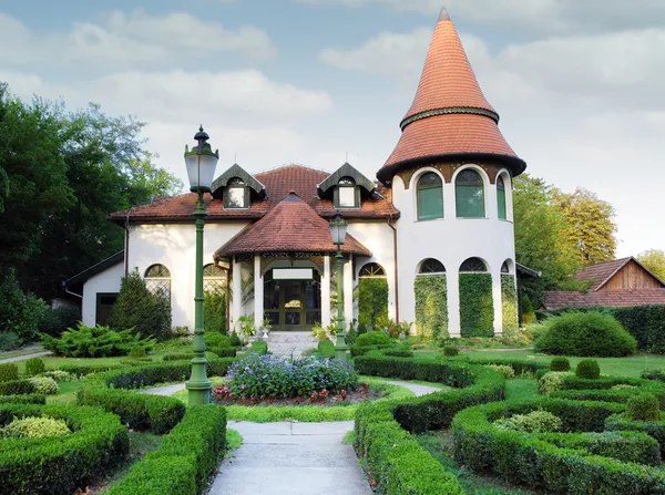 Piccolo castello con giardino di siepi — Foto Stock