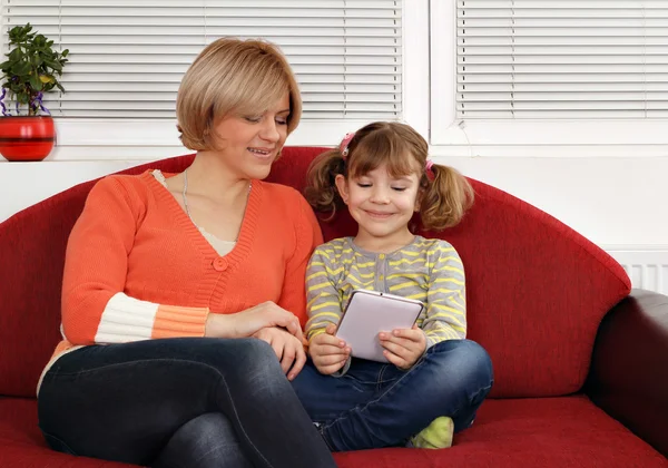 Moeder en dochter spelen met tablet pc familie scène — Stockfoto