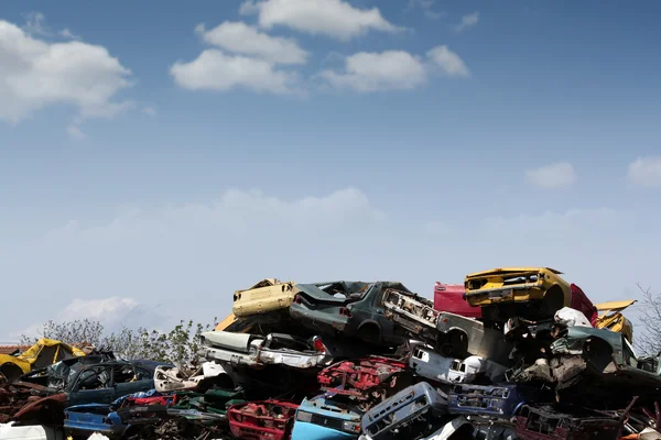 Junk yard with old cars and wreck — Stock Photo, Image