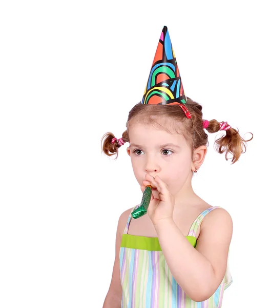 Liten flicka med födelsedag hatt och trumpet — Stockfoto