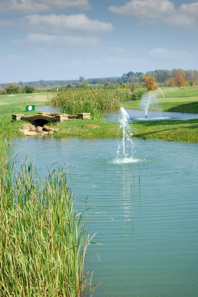 Terrain de golf avec paysage d'étang — Photo