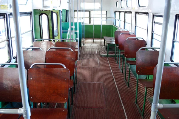 Innenraum des alten Stadtbusses — Stockfoto