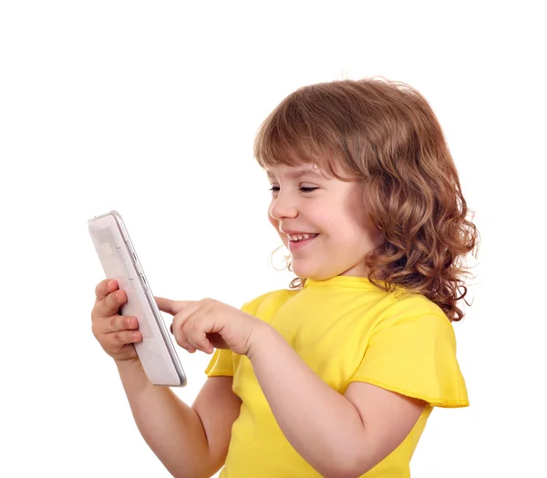 Красивая маленькая девочка играет с портретом планшетного компьютера — стоковое фото