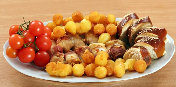 Kippenvlees met spek aardappelen en tomaten gastronomische gerechten — Stockfoto