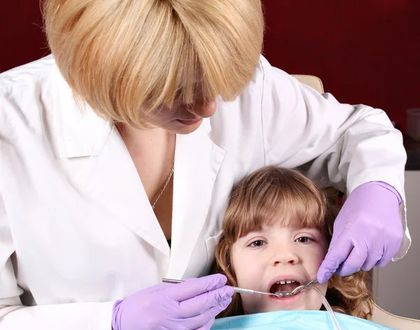 Niño paciente en el examen dental del dentista — Foto de Stock