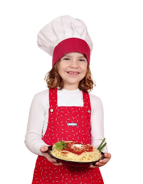 Menina feliz cozinhar com espaguete no branco — Fotografia de Stock