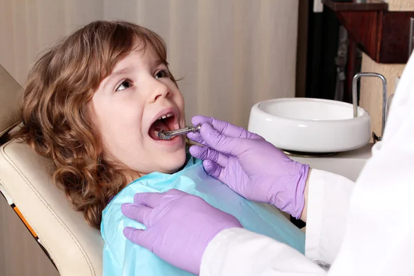 Niña pequeña paciente en el dentista — Foto de Stock