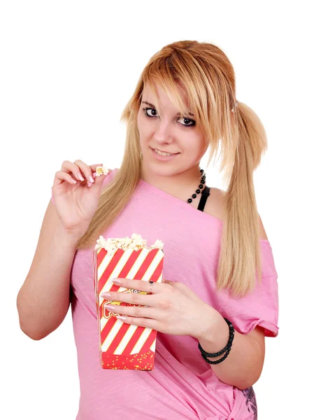 Bela adolescente menina comer pipoca — Fotografia de Stock