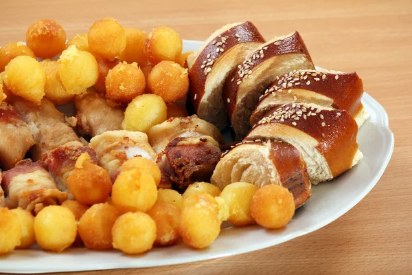 Brood vlees en aardappelen op plaat gastronomische gerechten — Stockfoto