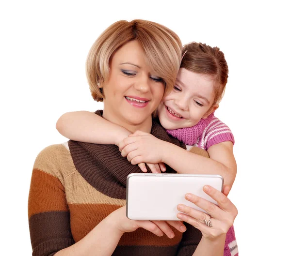 Familia madre e hija juegan con la tableta PC — Foto de Stock