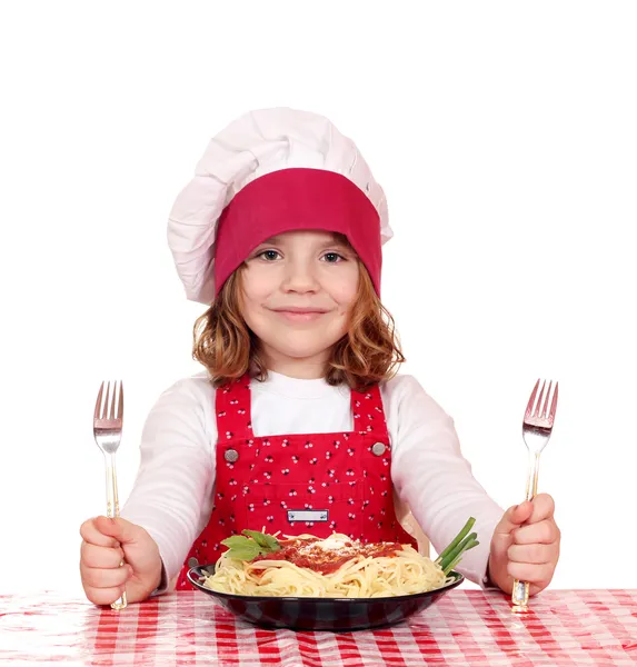 Hermosa niña cocinera con espaguetis para el almuerzo — Foto de Stock