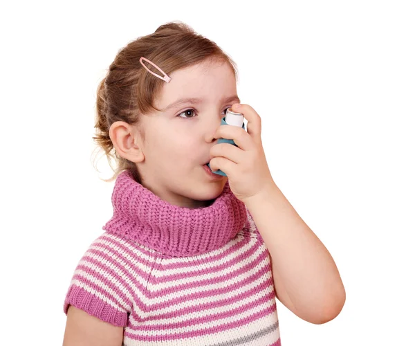 Kleines Mädchen mit Asthma-Inhalator — Stockfoto