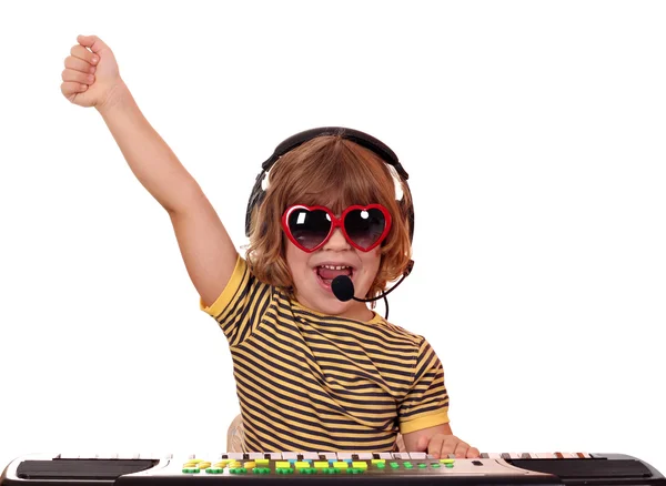 Niña feliz jugar teclado y cantar — Foto de Stock