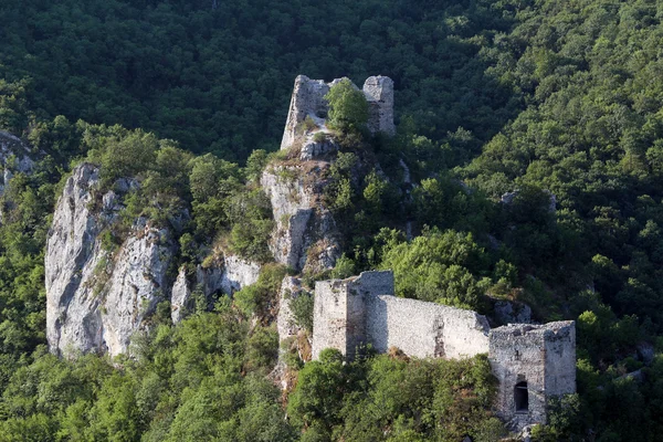 Стара зруйнована фортеця на гірському пейзажі — стокове фото