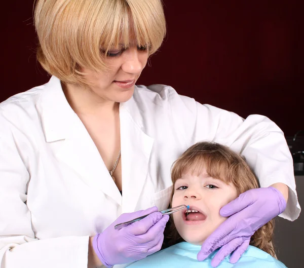 Kobieta dentysty i mała dziewczynka pacjentów dentystycznych egzamin — Zdjęcie stockowe