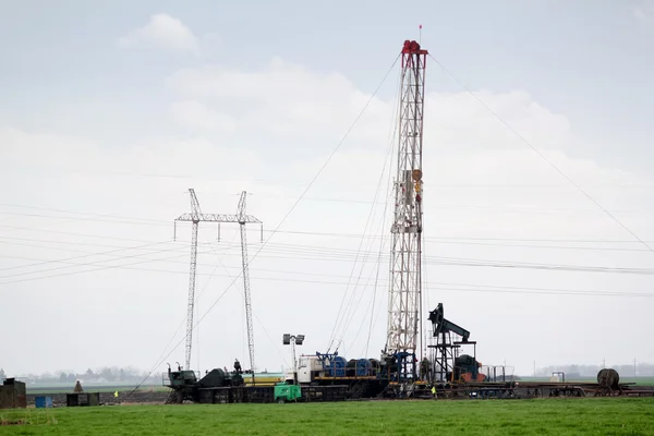 Veld met olie tuig industrie scène — Stockfoto