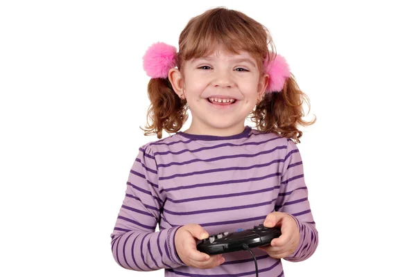 Щаслива маленька дівчинка грає у відеогру на білому — стокове фото