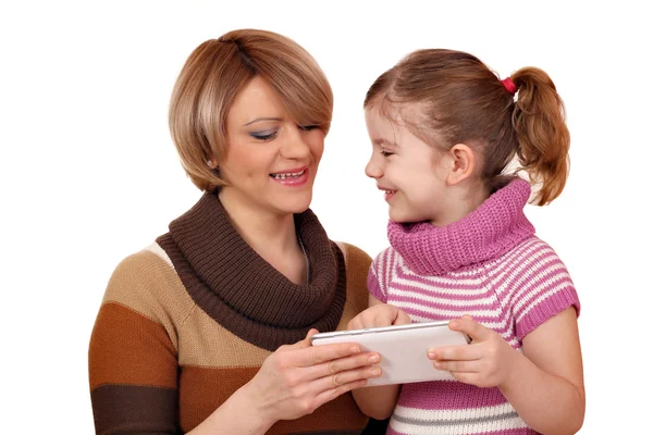 Mãe feliz e filha jogar com tablet pc no branco — Fotografia de Stock