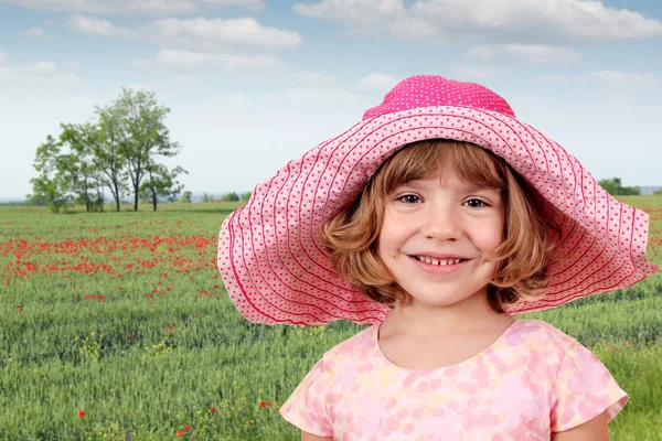 Mooie kleine meisje en groene tarweveld — Stockfoto