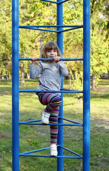 Schönes kleines Mädchen auf dem Spielplatz — Stockfoto
