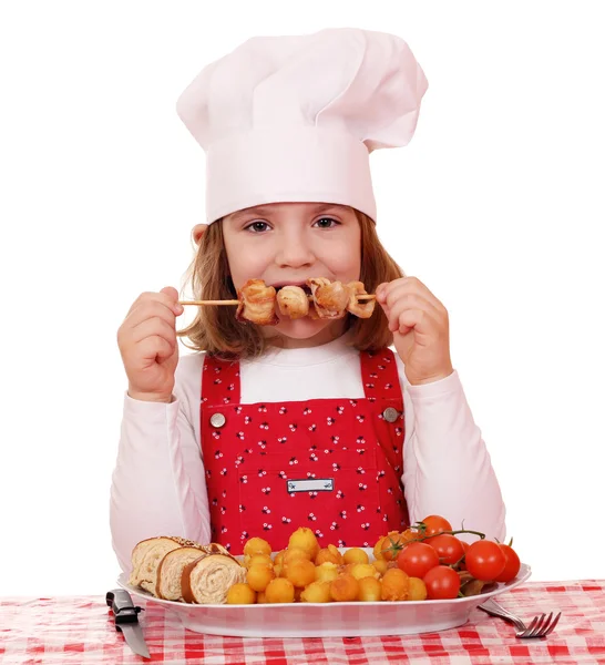 Hermosa niña cocinero comer carne de pollo a la parrilla — Foto de Stock