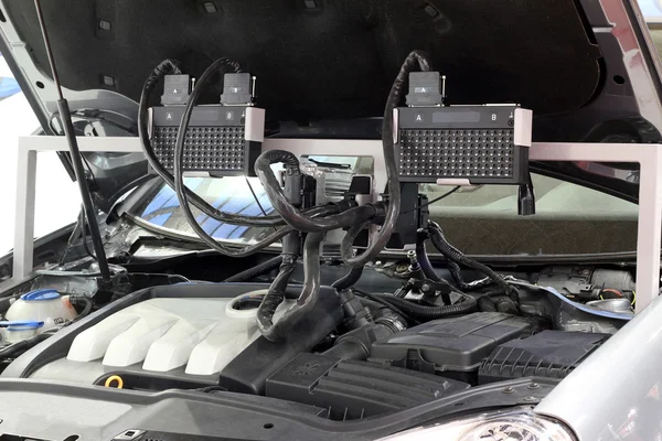 Автомобильный двигатель и диагностический компьютер для автоэлектроники — стоковое фото