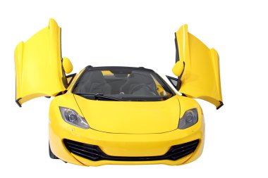 Sarı supercar üzerinde beyaz ön görünüm izole