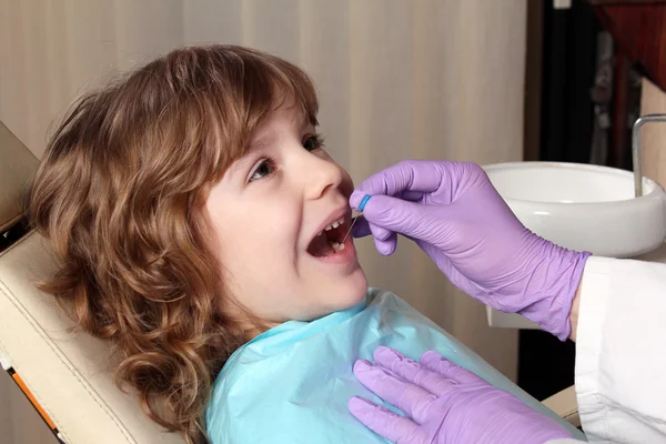 Exame dentário menina paciente — Fotografia de Stock