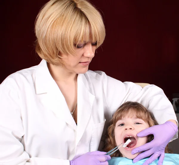 Vrouwelijke tandarts en weinig meisje patiënt — Stockfoto