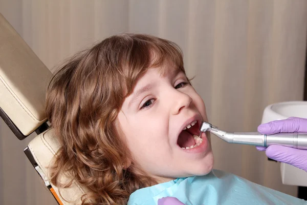 Weinig meisje patiënt op de tandarts — Stockfoto