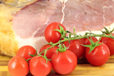 tütsülenmiş jambon ve domates kapat