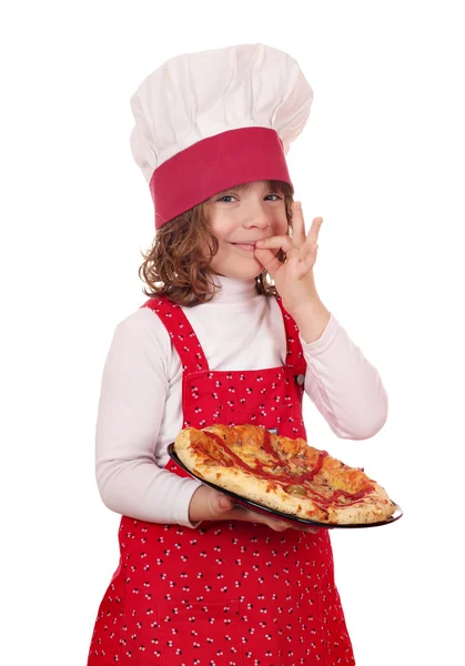 Mignonne petite fille cuisinier avec pizza sur blanc — Photo