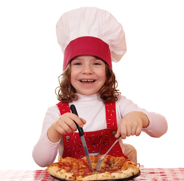 Heureuse petite fille cuisinier manger pizza — Photo