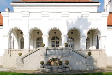 Beyaz Kale girişine Önden Görünüm