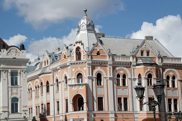 Edificio con statua del cavaliere Novi Sad Serbia — Foto Stock