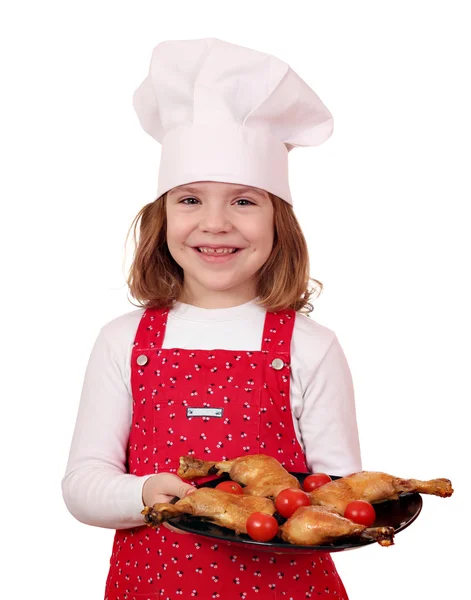 Felice bambina cuoco con deliziose cosce di pollo — Foto Stock