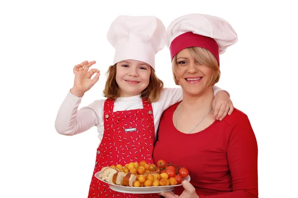 幸福的母亲和女儿做饭 — 图库照片