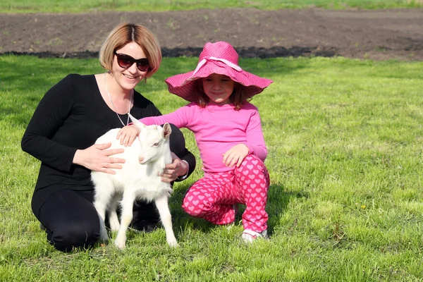 Mère et fille avec petite chèvre — Photo