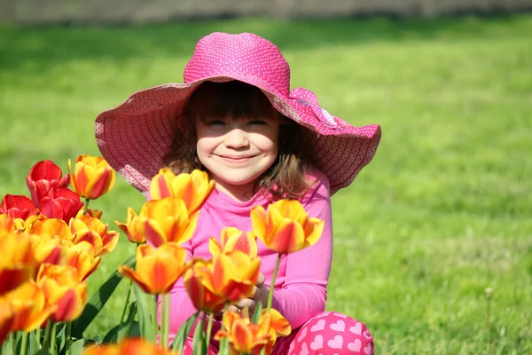 Linda menina com tulipa flores retrato — Fotografia de Stock