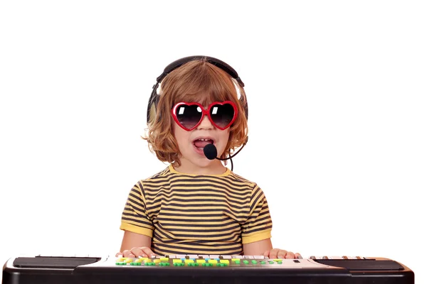 Menina feliz tocar música e cantar — Fotografia de Stock