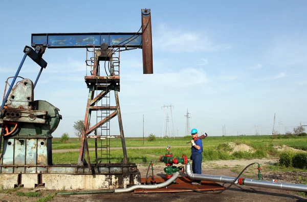 Oil worker works on pipeline — Stock Photo, Image