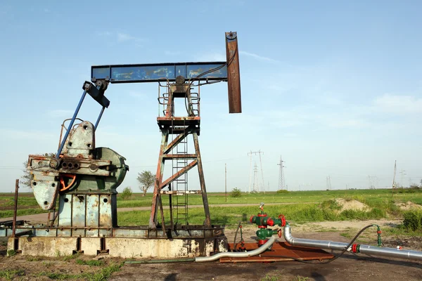 Câmp petrolier cu mufă de pompă și conductă — Fotografie, imagine de stoc