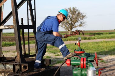 anahtar ile petrol işçisi denetlemek boru hattı