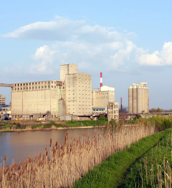 Zona industrial en la orilla del río — Foto de Stock