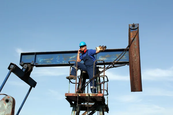 Lavoratore petrolifero che parla sul cellulare — Foto Stock