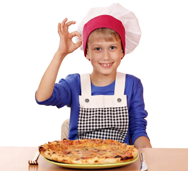 Chef menino com pizza e sinal de mão ok — Fotografia de Stock