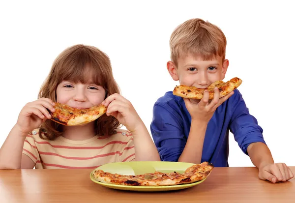 Menina feliz e menino comer pizza — Fotografia de Stock