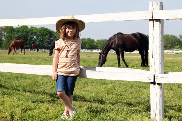 Petite fille à cheval ferme — Photo