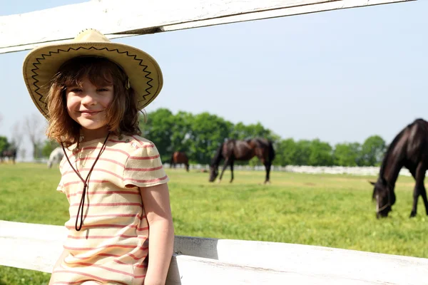 Kleines Mädchen mit Cowboyhut auf Bauernhof — Stockfoto