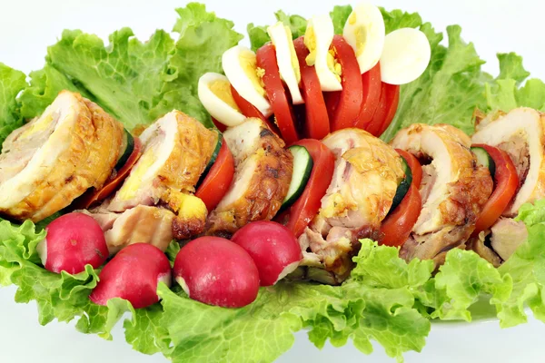 Fylld kycklingkött med sallad — Stockfoto